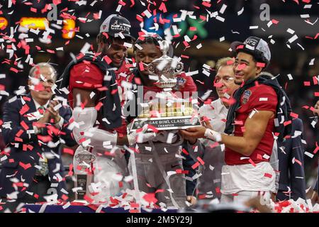 31. Dezember 2022: Alabama Players will Anderson Jr. (31), Jordan Battle (9) und Bryce Young (9) zusammen mit Head Coach Nick Saban halten die Trophäe nach dem 89. Jährlichen Allstate Sugar Bowl zwischen Alabama Crimson Tide und Kansas St. Wildcats im Caesars Superdome in New Orleans, LA. Jonathan Mailhes/CSM Stockfoto