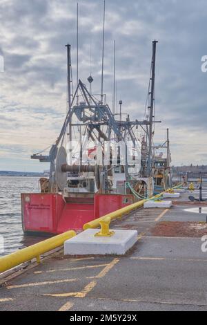 Fischerboote, die an den Docks in der Nähe des Joan Harriss Cruise Pavillion am Ufer in Sydney Nova Scotia festgemacht sind. Stockfoto