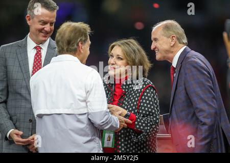 31. Dezember 2022: Alabama Head Coach Nick Saban wird von seiner Frau Terry nach dem 89. Allstate Sugar Bowl zwischen der Alabama Crimson Tide und der Kansas St. beglückwünscht Wildcats im Caesars Superdome in New Orleans, LA. Jonathan Mailhes/CSM Stockfoto