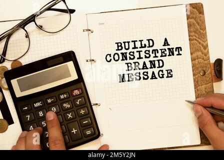 ERSTELLEN SIE IHRE MARKENBOTSCHAFT unter zerrissenem Papier. Branding Rebranding Marketing Geschäftskonzept. Stockfoto