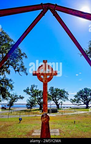 Ein Hurrikan Katrina Memorial steht vor einem Hurrikan Camille Memorial in der Episkopal Church of the Redeemer in Biloxi, Mississippi. Stockfoto