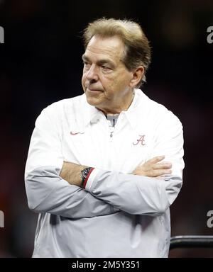 New Orleans, Usa. 01. Januar 2023. Alabama Crimson Tide Cheftrainer Nick Saban sieht zu, wie sein Quarterback Bryce Young (9) die Trophäe für „Most Outstanding Player“ erhält, nachdem er Kansas State Wildcats im Sugar Bowl im Caesars Superdome in New Orleans am Samstag, den 31. Dezember 2022 besiegt hat. Foto: AJ Sisco/UPI Credit: UPI/Alamy Live News Stockfoto