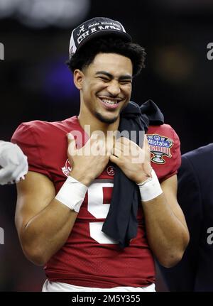 New Orleans, Usa. 01. Januar 2023. Alabama Crimson Tide Quarterback Bryce Young (9) genießt den Sieg über die Kansas State Wildcats nach dem Sugar Bowl im Caesars Superdome in New Orleans am Samstag, den 31. Dezember 2022. Foto: AJ Sisco/UPI Credit: UPI/Alamy Live News Stockfoto