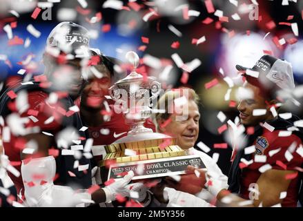 New Orleans, Usa. 01. Januar 2023. Alabama Crimson Tide Linebacker will Anderson Jr. (L bis R) Defensive Back Jordan Battle, Cheftrainer Nick Saban und Tide Quarterback Bryce Young (9) halten die Trophäe „Sugar Bowl“, nachdem sie die Kansas State Wildcats am Samstag, den 31. Dezember 2022 im Caesars Superdome in New Orleans besiegt haben. Foto: AJ Sisco/UPI Credit: UPI/Alamy Live News Stockfoto