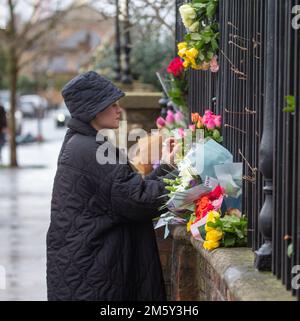 London, England, Großbritannien. 30. Dezember 2022. Vor dem Haus der britischen ModeIkone Vivienne Westwood, die gestern um 81 Uhr verstarb, sind Blumen zu sehen. (Bild: © Tayfun Salci/ZUMA Press Wire) Stockfoto