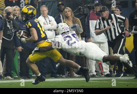 Glendale, Usa. 31. Dezember 2022. TCU Millard Bradford greift den Michigan Wide Receiver Roman Wilson im ersten Quartal an, der am Samstag, den 31. Dezember 2022, beim CFP Semifinal VRBO Fiesta Bowl im State Farm Stadium in Glendale, Arizona, stattfindet. Foto von Bob Strong/UPI Credit: UPI/Alamy Live News Stockfoto