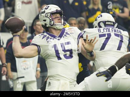 Glendale, Usa. 31. Dezember 2022. Der TCU-Quarterback Max Duggan wirft gegen Michigan im ersten Quartal beim CFP-Halbfinale VRBO Fiesta Bowl im State Farm Stadium in Glendale, Arizona, am Samstag, den 31. Dezember 2022. Foto von Bob Strong/UPI Credit: UPI/Alamy Live News Stockfoto