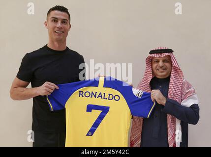 Madrid, Spanien. 31. Dezember 2022. Cristiano Ronaldo (L) hält am Freitag, den 30. Dezember 2022 in Madrid, Spanien, ein Mannschaftstrikot des Saudi-arabischen Clubs Al Nassr mit seinem Namen und der Nummer 7. Ronaldo hat mit dem Saudi-arabischen Club einen Vertrag im Wert von $200 Millionen Dollar unterzeichnet. Foto: Al Nassr FC/UPI Credit: UPI/Alamy Live News Stockfoto