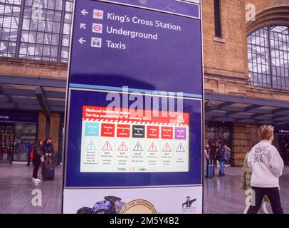 London, England, Großbritannien. 31. Dezember 2022. Ein Schild am Bahnhof King's Cross informiert Reisende über die bevorstehenden nationalen Streiks im Januar 2023, da Eisenbahnarbeiter weitere Überstunden planen. (Kreditbild: © Vuk Valcic/ZUMA Press Wire) Stockfoto