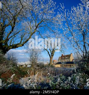 Ein Haus in Bradwell an einem frostigen Tag in Milton Keynes. Stockfoto