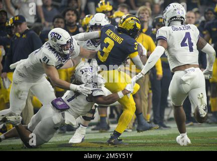 Glendale, Usa. 31. Dezember 2022. Michigan Wide Receiver A.J. Henning (3) wurde am Samstag, den 31. Dezember 2022 von der TCU Defense während des zweiten Quartals beim CFP Semifinal VRBO Fiesta Bowl im State Farm Stadium in Glendale, Arizona, zu Fall gebracht. Foto von Bob Strong/UPI Credit: UPI/Alamy Live News Stockfoto