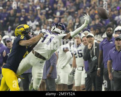 Glendale, Usa. 31. Dezember 2022. Der TCU-Wide-Empfänger Darius Davis streckt sich um einen geplanten Pass, während er im zweiten Quartal beim CFP-Halbfinale VRBO Fiesta Bowl im State Farm Stadium in Glendale, Arizona, am Samstag, den 31. Dezember 2022 von Michigan Cornerback DJ Turner bewacht wird. Foto von Bob Strong/UPI Credit: UPI/Alamy Live News Stockfoto