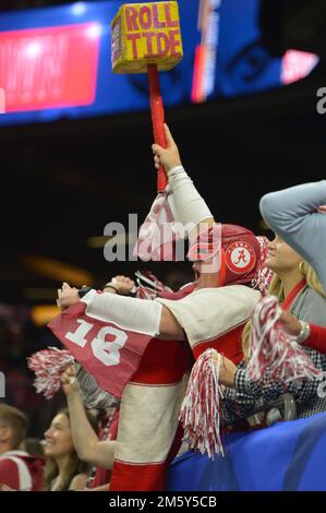 New Orleans, LA, USA. 31. Dezember 2022. Fans von Alabama Crimson Tide jubeln ihr Team beim All State Sugar Bowl-Spiel zwischen der University of Alabama Crimson Tide und den Kansas State University Wildcats im Caesars Superdome in New Orleans, LA, an. Alabama gewinnt gegen KState, 45-20. Patrick Green/CSM/Alamy Live News Stockfoto