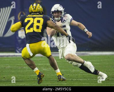 Glendale, Usa. 31. Dezember 2022. TCU-Quarterback Max Duggan (R) Eyes Michigan Safety Quinten Johnson läuft im zweiten Quartal beim CFP Semifinal VRBO Fiesta Bowl im State Farm Stadium in Glendale, Arizona, am Samstag, den 31. Dezember 2022. Foto von Bob Strong/UPI Credit: UPI/Alamy Live News Stockfoto