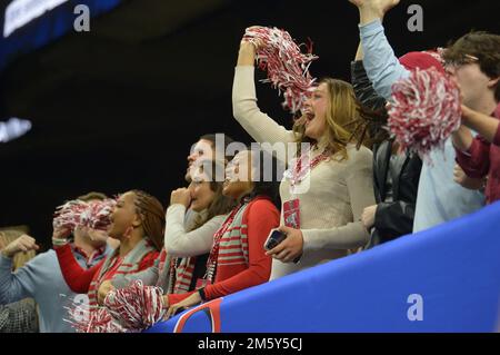 New Orleans, LA, USA. 31. Dezember 2022. Fans von Alabama Crimson Tide jubeln ihr Team beim All State Sugar Bowl-Spiel zwischen der University of Alabama Crimson Tide und den Kansas State University Wildcats im Caesars Superdome in New Orleans, LA, an. Alabama gewinnt gegen KState, 45-20. Patrick Green/CSM/Alamy Live News Stockfoto