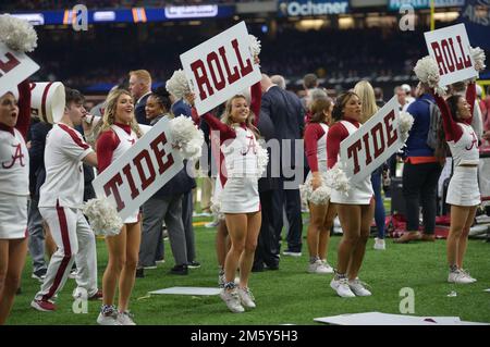 New Orleans, LA, USA. 31. Dezember 2022. Cheerleader von Alabama Crimson Tide treten während des All State Sugar Bowl Spiels zwischen der University of Alabama Crimson Tide und den Kansas State University Wildcats im Caesars Superdome in New Orleans, LA, auf. Alabama gewinnt gegen KState, 45-20. Patrick Green/CSM/Alamy Live News Stockfoto