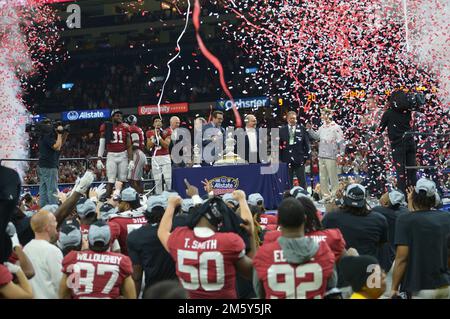 New Orleans, LA, USA. 31. Dezember 2022. Alabama Crimson Tide gewinnt das All State Sugar Bowl-Spiel zwischen der University of Alabama Crimson Tide und der Kansas State University Wildcats im Caesars Superdome in New Orleans, LA. Alabama gewinnt gegen KState, 45-20. Patrick Green/CSM/Alamy Live News Stockfoto