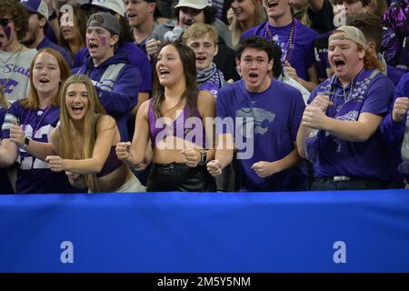 New Orleans, LA, USA. 31. Dezember 2022. Kansas State Wildcats-Fans jubeln ihr Team beim All State Sugar Bowl-Spiel zwischen der University of Alabama Crimson Tide und den Kansas State University Wildcats im Caesars Superdome in New Orleans, LA. Alabama gewinnt gegen KState, 45-20. Patrick Green/CSM/Alamy Live News Stockfoto