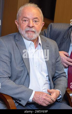 Brasilia, Brasilien. 31. Dezember 2022. Der neue brasilianische Präsident Luiz Inácio Lula da Silva sitzt bei einem Treffen mit dem deutschen Bundespräsidenten am Vorabend seiner feierlichen Amtseinführung bei einem Gespräch. Steinmeier wird am Neujahrstag in der Hauptstadt Brasilia an der Amtseinführung des neuen Präsidenten teilnehmen und besuchen danach das Amazonasgebiet. Dort informer sich über die Abholzung des Regenwaldes und Projekte zum Klimaschutz. Kredit: Jens Büttner/dpa/Alamy Live News Stockfoto