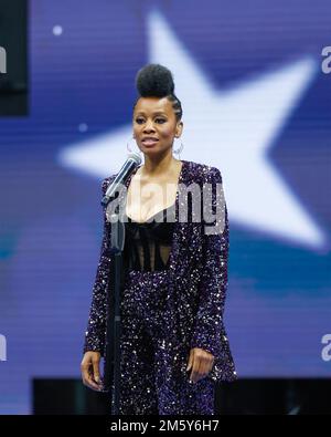 Anika Noni Rose singt die Nationalhymne während des US Open Tennisturnier 2022 in New York, Bundesstaat New York, USA Stockfoto