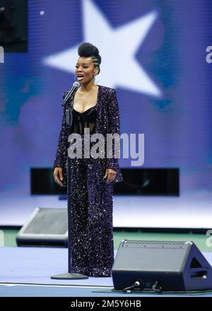 Anika Noni Rose singt die Nationalhymne während des US Open Tennisturnier 2022 in New York, Bundesstaat New York, USA Stockfoto