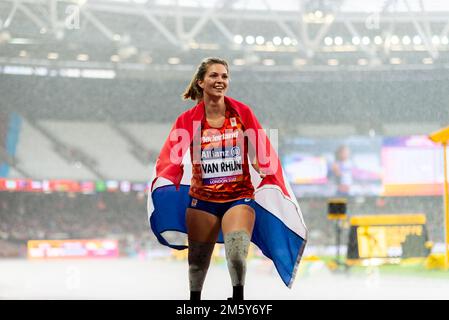 Blade Babe, Marlou van Rhijn, feiert den Sieg von T44 200m bei den Para Athletics World Championships 2017 im London Stadium, Großbritannien. Holländische Flagge. Stockfoto