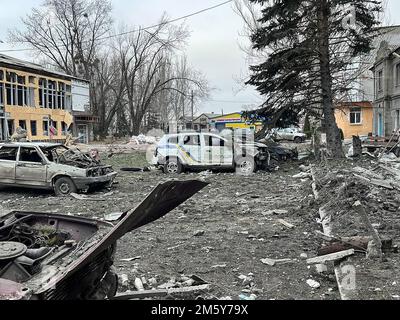 Lyman, Ukraine. 31. Dezember 2022. Ein Polizeigebäude wurde nach einem russischen Raketenangriff in Lyman, Ukraine, am Samstag, dem 31. Dezember 2022 beschädigt. Eine Person wurde am Samstag bei einer neuen Welle russischer Angriffe in der ukrainischen Hauptstadt Kiew getötet und 20 verletzt, so der Bürgermeister Vitali Klitschko. Foto: Ukrainische Polizei/UPI Kredit: UPI/Alamy Live News Stockfoto