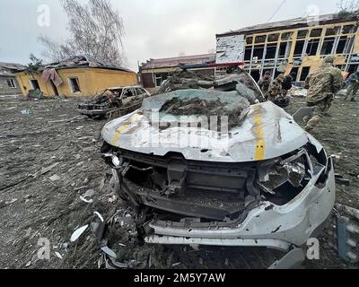Lyman, Ukraine. 31. Dezember 2022. Ein Polizeigebäude wurde nach einem russischen Raketenangriff in Lyman, Ukraine, am Samstag, dem 31. Dezember 2022 beschädigt. Eine Person wurde am Samstag bei einer neuen Welle russischer Angriffe in der ukrainischen Hauptstadt Kiew getötet und 20 verletzt, so der Bürgermeister Vitali Klitschko. Foto: Ukrainische Polizei/UPI Kredit: UPI/Alamy Live News Stockfoto