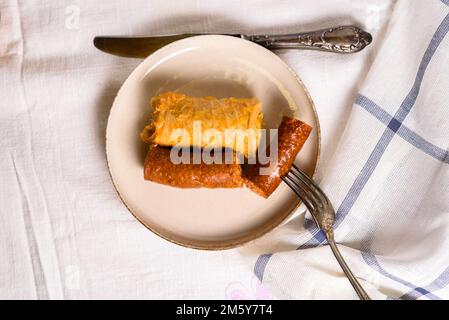 Gefüllte Kohlbrötchen mit Fleisch und Würstchen auf einem Teller. Stockfoto