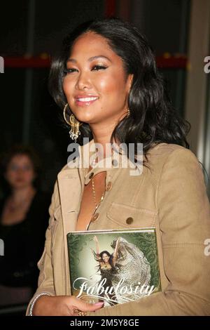 Kimora Lee Simmons unterzeichnet ihr neues Buch „Fabulosity“ am Fashion Institute of Technology in New York City am 4. April 2006. Foto: Henry McGee/MediaPunch Stockfoto