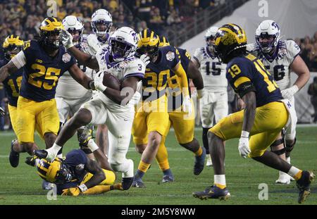 Glendale, Usa. 31. Dezember 2022. TCU Running Back Emari Demercado (3) tritt gegen Michigan im dritten Quartal beim CFP Semifinal VRBO Fiesta Bowl im State Farm Stadium in Glendale, Arizona, am Samstag, den 31. Dezember 2022. Foto von Bob Strong/UPI Credit: UPI/Alamy Live News Stockfoto