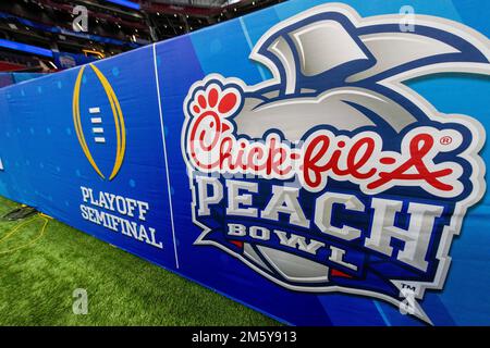 Atlanta, GA, USA. 31. Dezember 2022. Beschilderung am 2022 Chick-fil-A Peach Bowl zwischen den Georgia Bulldogs und den Ohio State Buckeyes im Mercedes-Benz Stadium in Atlanta, GA. (Scott Kinser/CSM). Kredit: csm/Alamy Live News Stockfoto