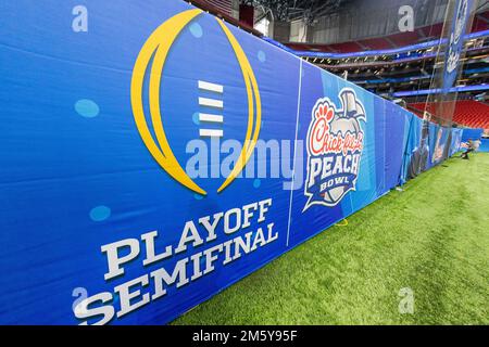 Atlanta, GA, USA. 31. Dezember 2022. Beschilderung am 2022 Chick-fil-A Peach Bowl zwischen den Georgia Bulldogs und den Ohio State Buckeyes im Mercedes-Benz Stadium in Atlanta, GA. (Scott Kinser/CSM). Kredit: csm/Alamy Live News Stockfoto