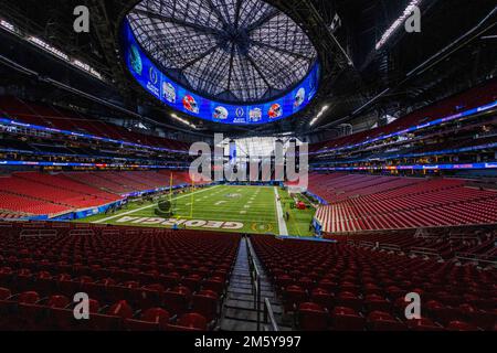 Atlanta, GA, USA. 31. Dezember 2022. Gesamtbilder vor dem Chick-fil-A Peach Bowl 2022 zwischen den Georgia Bulldogs und den Ohio State Buckeyes im Mercedes-Benz Stadium in Atlanta, GA. (Scott Kinser/CSM). Kredit: csm/Alamy Live News Stockfoto