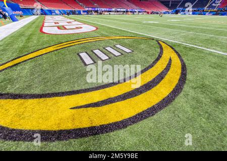 Atlanta, GA, USA. 31. Dezember 2022. College Football Playoff-Logo beim 2022 Chick-fil-A Peach Bowl zwischen den Georgia Bulldogs und den Ohio State Buckeyes im Mercedes-Benz Stadium in Atlanta, GA. (Scott Kinser/CSM). Kredit: csm/Alamy Live News Stockfoto