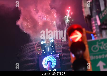 New York, USA. 31. Dezember 2022. Die Lichter des Silvester-Countdown-Balls werden am Times Square, New York, zu den Silvesterfeiern 2023, New York, am 31. Dezember 2022, gezeigt. (Foto: Anthony Behar/Sipa USA) Guthaben: SIPA USA/Alamy Live News Stockfoto