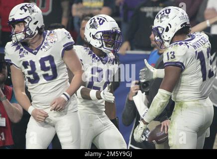 Glendale, Usa. 31. Dezember 2022. TCU Dee Winters (13) erhält Glückwünsche vom Teamkollegen Millard Bradford (28), nachdem er am Samstag, den 31. Dezember 2022, beim CFP Semifinal VRBO Fiesta Bowl im State Farm Stadium in Glendale, Arizona, eine 29 erzielt hat. Foto von Bob Strong/UPI Credit: UPI/Alamy Live News Stockfoto