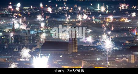 München, Deutschland. 31. Dezember 2022. Silvester-Feuerwerk vor der Kulisse der Stadt. Kredit: Lennart Preiss/dpa/Alamy Live News Stockfoto