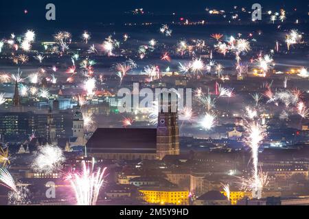 München, Deutschland. 31. Dezember 2022. Silvester-Feuerwerk vor der Kulisse der Stadt. Kredit: Lennart Preiss/dpa/Alamy Live News Stockfoto