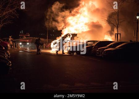 Am 1. Januar 2023 wurden die Feuerwehrleute in Berlin Charlottenburg in der Knobelsdorffstraße zu einem Brand mit mehreren Autos gerufen. Die Explosion war heftig und erforderte die Anstrengungen mehrerer Feuerwehrmannschaften, um sie zu kontrollieren. Augenzeugen berichteten, dass Flammen und dichter schwarzer Rauch vom Brandort aufsteigen, der auf einem Parkplatz ausgebrochen zu sein schien, auf dem mehrere Autos geparkt waren. Die Feuerwehrleute arbeiteten schnell und unermüdlich daran, die Flammen zu löschen, indem sie Schläuche und andere Spezialgeräte verwendeten, um den Brand unter Kontrolle zu bringen. Leider, trotz der Bemühungen der Feuerwehr, einige Stockfoto