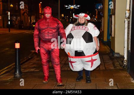 Bridport, Dorset, Großbritannien. 31. Dezember 2022 Um Mitternacht tragen die Reveller auf dem Bucky Doo Square in Bridport in Dorset schicke Kleidung für die Neujahrsfeiern der Stadt. Bildnachweis: Graham Hunt/Alamy Live News Stockfoto