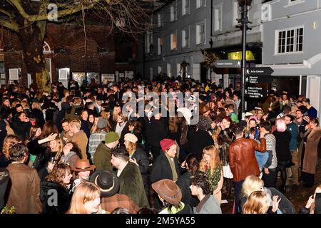 Bridport, Dorset, Großbritannien. 31. Dezember 2022 Hunderte von Feiern besuchen den Bucky Doo Square in Bridport in Dorset um Mitternacht zu den Neujahrsfeiern der Stadt. Bildnachweis: Graham Hunt/Alamy Live News Stockfoto