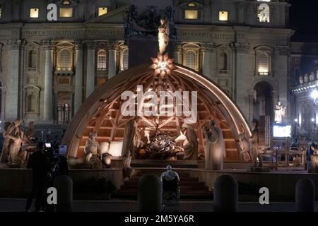 Vatikanstadt, Vatikan, 31. dezember 2022. Papst Franziskus besucht die Krippenszene in St. Peter's Square am Engel der ersten Vesper und das Te Deum in St. Petersdom. Maria Grazia Picciarella/Alamy Live News Stockfoto