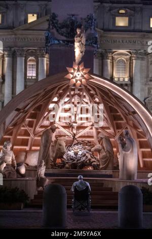 Vatikanstadt, Vatikan, 31. dezember 2022. Papst Franziskus besucht die Krippenszene in St. Peter's Square am Engel der ersten Vesper und das Te Deum in St. Petersdom. Maria Grazia Picciarella/Alamy Live News Stockfoto