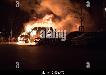 Berlin, Deutschland. 1. Januar 2023. Am 1. Januar 2023 wurden die Feuerwehrleute in Berlin Charlottenburg in der Knobelsdorffstraße zu einem Brand mit mehreren Autos gerufen. Die Explosion war heftig und erforderte die Anstrengungen mehrerer Feuerwehrmannschaften, um sie zu kontrollieren. Augenzeugen berichteten, dass Flammen und dicker schwarzer Rauch vom Brandort aufsteigen, der auf einem Parkplatz ausgebrochen zu sein schien, auf dem mehrere Autos geparkt waren. Kredit: ZUMA Press, Inc Kredit: ZUMA Press, Inc./Alamy Live News Stockfoto