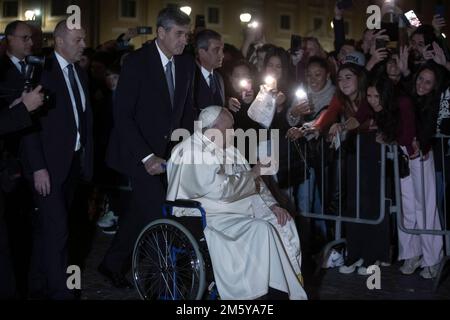 Vatikanstadt, Vatikan, 31. dezember 2022. Papst Franziskus besucht die Krippenszene in St. Peter's Square am Engel der ersten Vesper und das Te Deum in St. Petersdom. Maria Grazia Picciarella/Alamy Live News Stockfoto