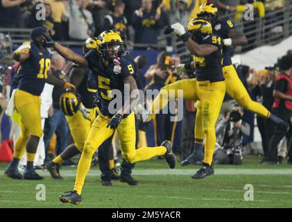 Glendale, Usa. 31. Dezember 2022. Michigan Cornerback DJ Turner genießt einen kurzen Moment des Erfolgs gegen TCU im vierten Quartal beim CFP Semifinal VRBO Fiesta Bowl im State Farm Stadium in Glendale, Arizona, am Samstag, den 31. Dezember 2022. Foto von Bob Strong/UPI Credit: UPI/Alamy Live News Stockfoto