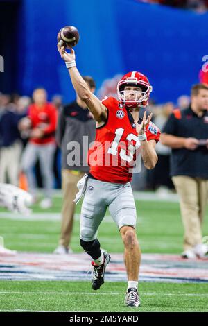 Atlanta, GA, USA. 31. Dezember 2022. Georgia Bulldogs Quarterback Stetson Bennett (13) wärmt sich auf, bevor der 2022 Chick-fil-A Peach Bowl gegen die Ohio State Buckeyes im Mercedes-Benz Stadium in Atlanta, GA, stattfindet. (Scott Kinser/CSM). Kredit: csm/Alamy Live News Stockfoto