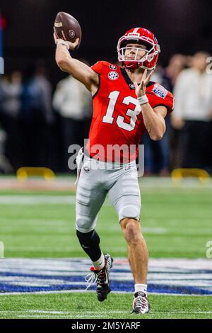 Atlanta, GA, USA. 31. Dezember 2022. Georgia Bulldogs Quarterback Stetson Bennett (13) wärmt sich auf, bevor der 2022 Chick-fil-A Peach Bowl gegen die Ohio State Buckeyes im Mercedes-Benz Stadium in Atlanta, GA, stattfindet. (Scott Kinser/CSM). Kredit: csm/Alamy Live News Stockfoto