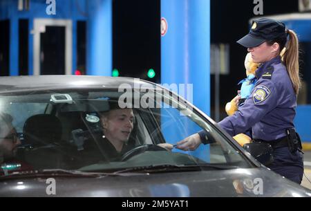 Der letzte Fahrer, der 2022 den Grenzübergang von Bregana überquerte, erhielt am 31. Dezember 2022 einen Polizeibären in Bregana, Kroatien. Um Mitternacht trat Kroatien dem Schengen-Raum bei und führte den Euro als Zahlungsmittel ein. Foto: Luka Stanzl/PIXSELL Stockfoto